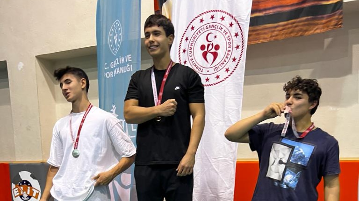 Öğrencimiz Eren Muhammet SABANLI Sağ Kol 75 Kg Bilek Güreşinde Antalya  3. olmuştur. 